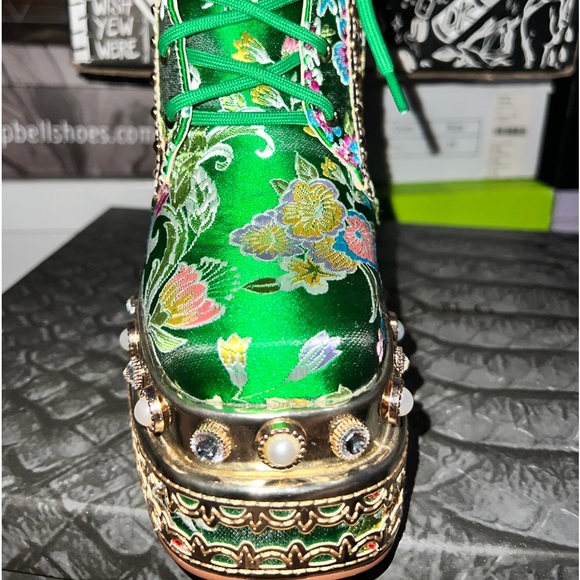 Beautiful, unique and trendy. Dress it up or down for a fun outfit. - Picture 4 of 6